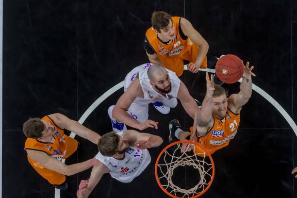 不仅来自外 不仅来自外